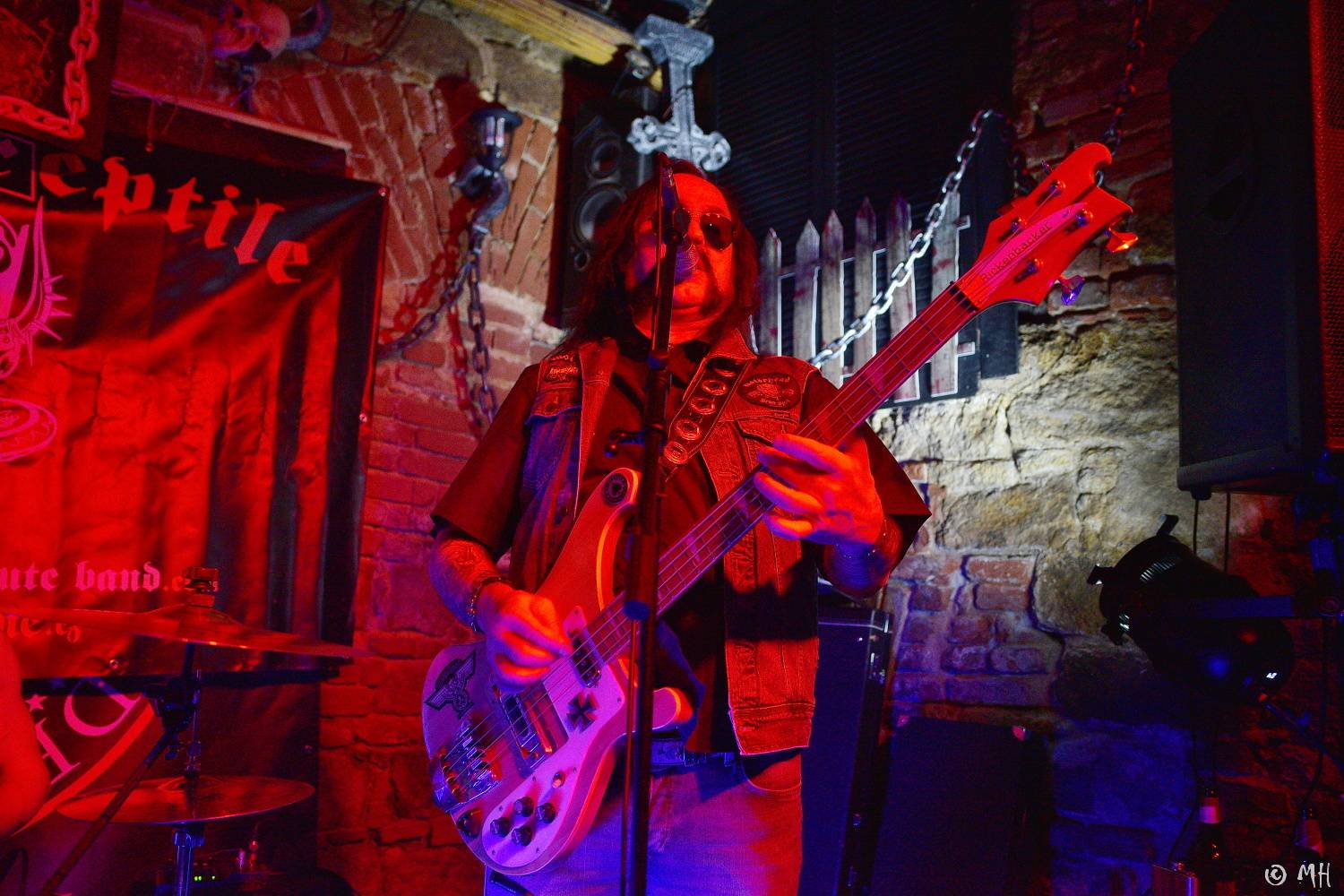 Ani Lemmy by se za jejich výkon nestyděl. Tribute band Motörreptile-Motörhead ovládl plzeňský Parlament