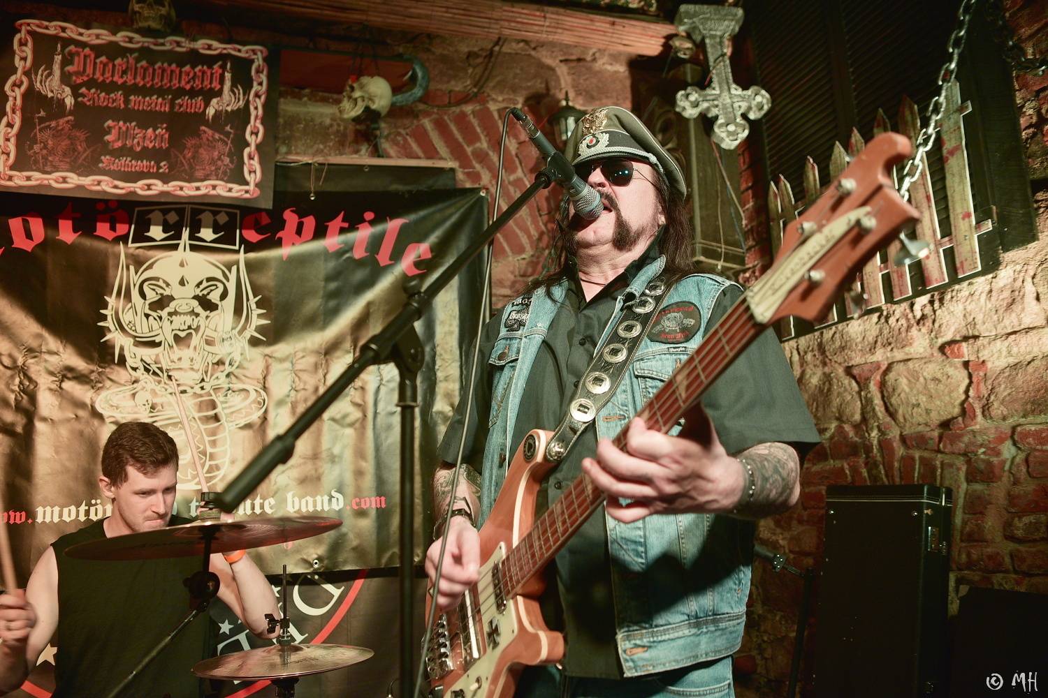 Ani Lemmy by se za jejich výkon nestyděl. Tribute band Motörreptile-Motörhead ovládl plzeňský Parlament