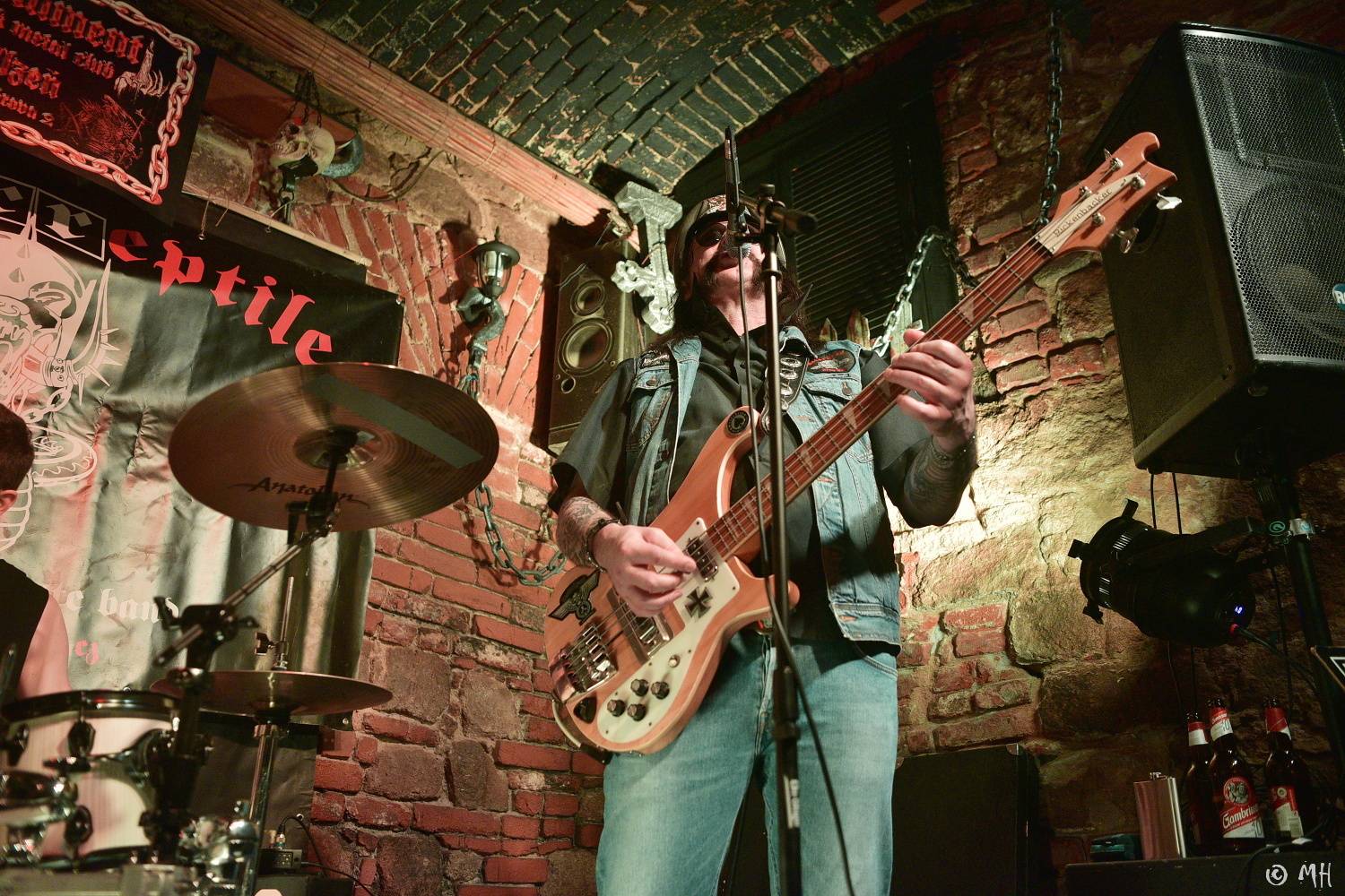 Ani Lemmy by se za jejich výkon nestyděl. Tribute band Motörreptile-Motörhead ovládl plzeňský Parlament