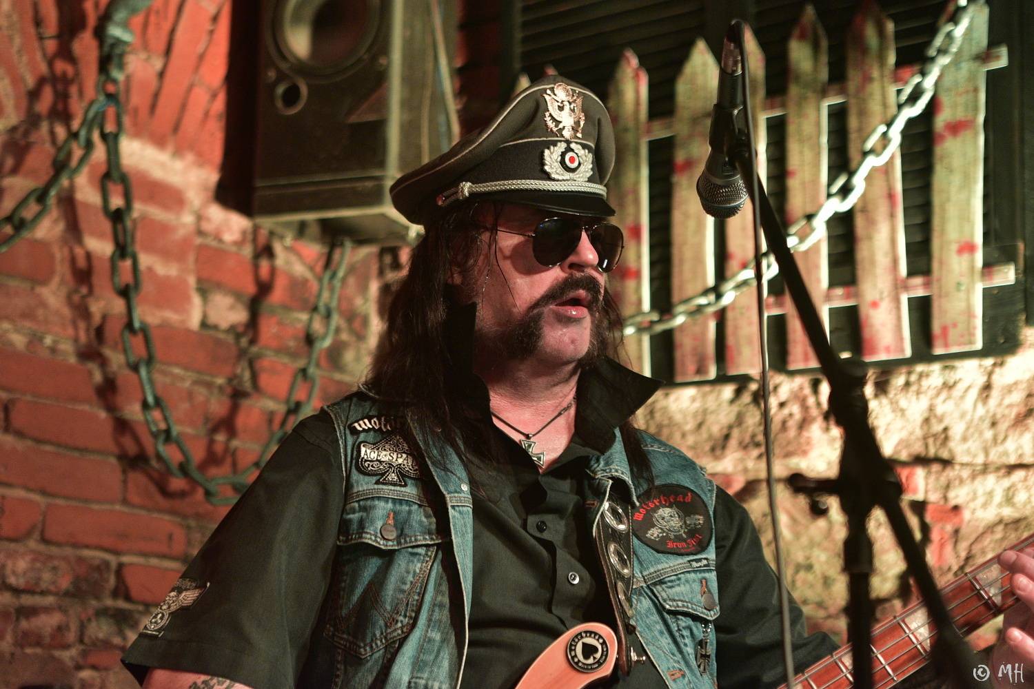 Ani Lemmy by se za jejich výkon nestyděl. Tribute band Motörreptile-Motörhead ovládl plzeňský Parlament