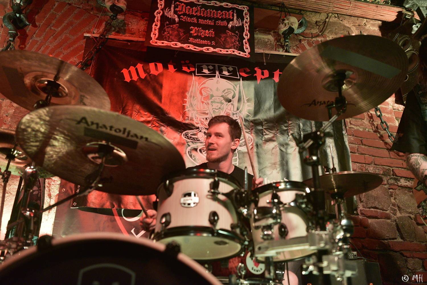 Ani Lemmy by se za jejich výkon nestyděl. Tribute band Motörreptile-Motörhead ovládl plzeňský Parlament