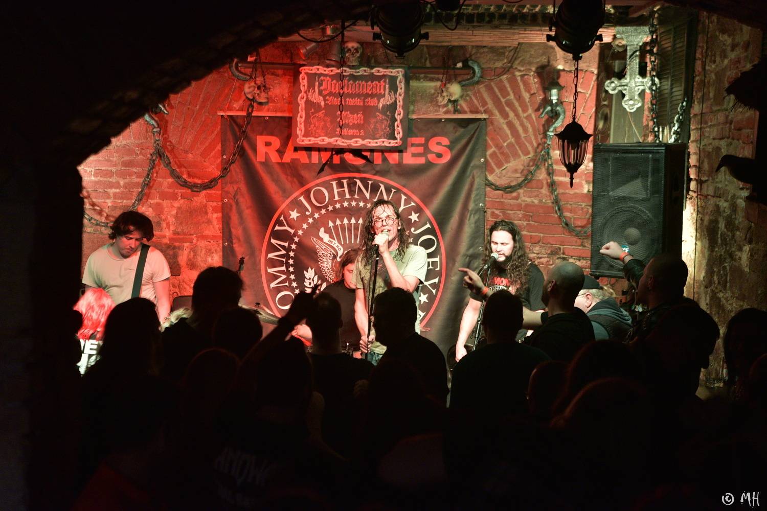 Ani Lemmy by se za jejich výkon nestyděl. Tribute band Motörreptile-Motörhead ovládl plzeňský Parlament