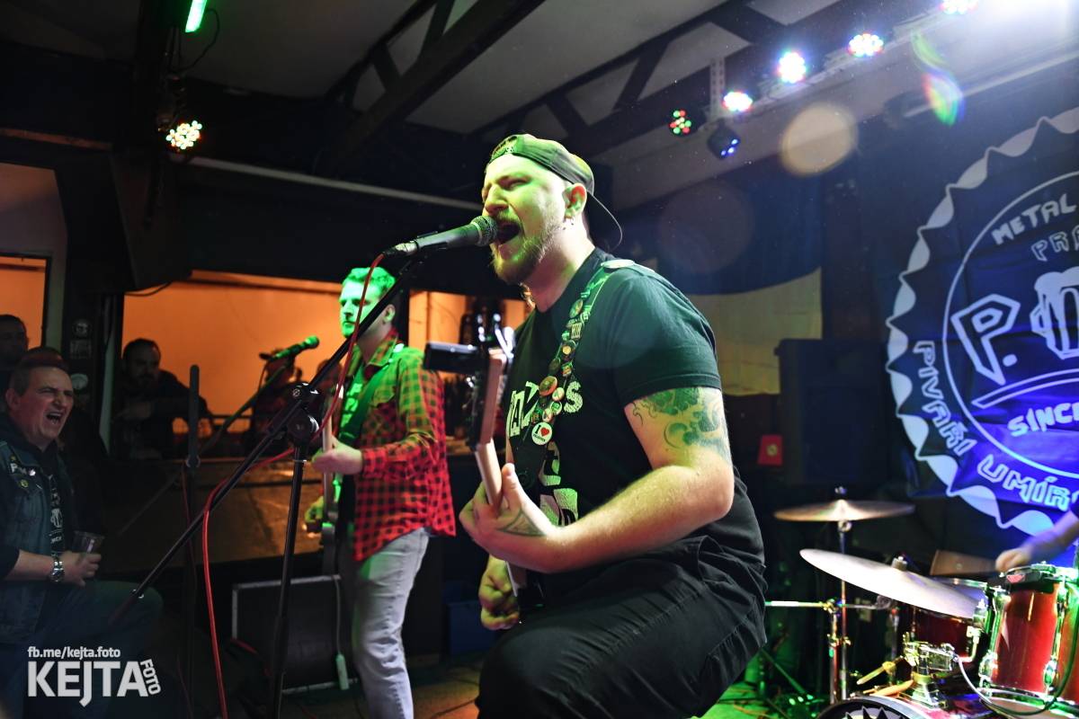 P.U.M. řádně zapili své nové album Ostuda punku, Modrá Vopice praskala ve švech