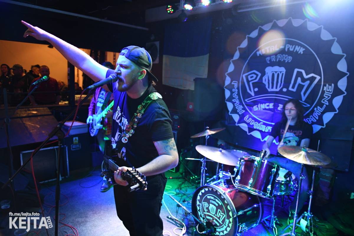 P.U.M. řádně zapili své nové album Ostuda punku, Modrá Vopice praskala ve švech