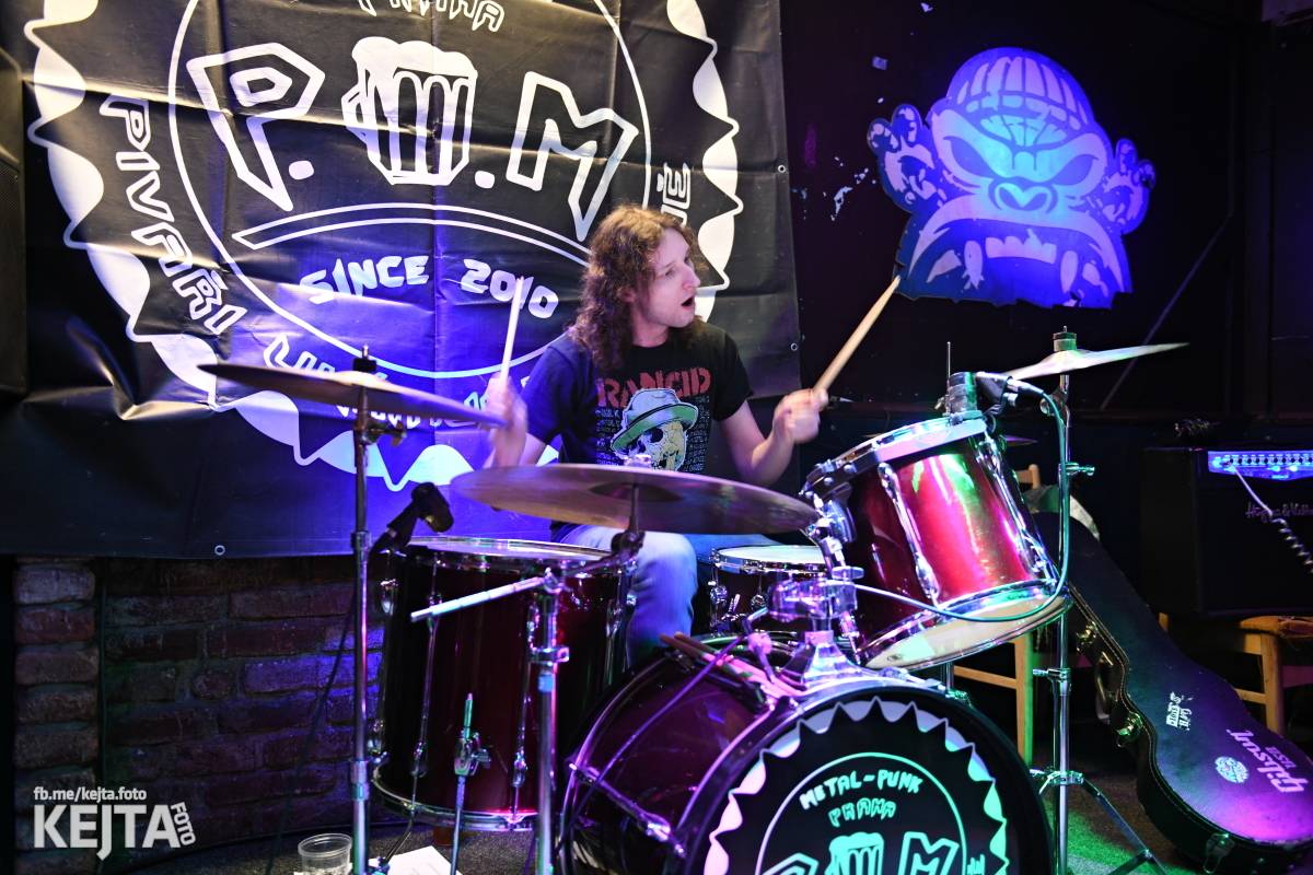 P.U.M. řádně zapili své nové album Ostuda punku, Modrá Vopice praskala ve švech