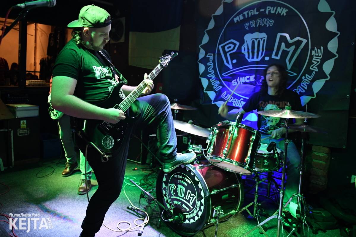 P.U.M. řádně zapili své nové album Ostuda punku, Modrá Vopice praskala ve švech