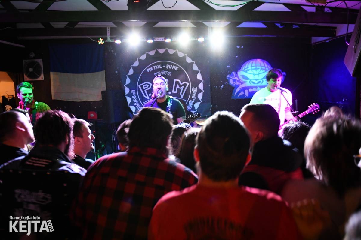 P.U.M. řádně zapili své nové album Ostuda punku, Modrá Vopice praskala ve švech