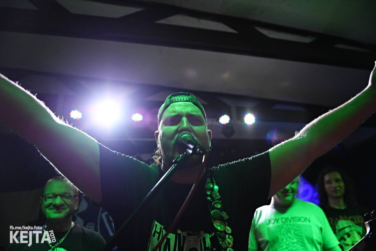 P.U.M. řádně zapili své nové album Ostuda punku, Modrá Vopice praskala ve švech