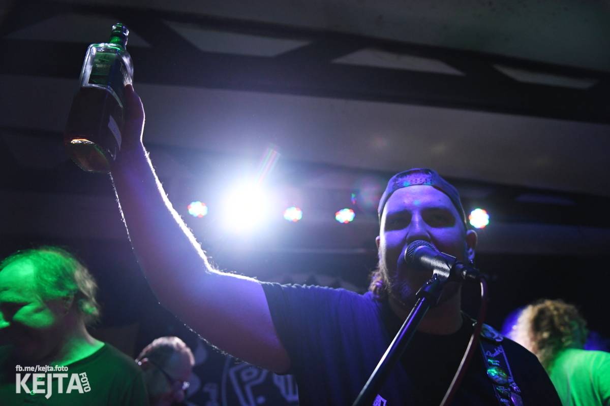 P.U.M. řádně zapili své nové album Ostuda punku, Modrá Vopice praskala ve švech