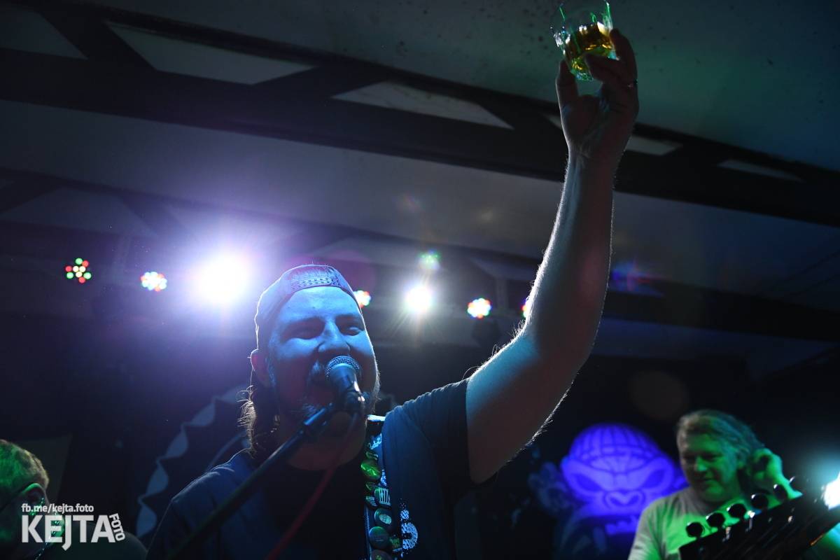 P.U.M. řádně zapili své nové album Ostuda punku, Modrá Vopice praskala ve švech