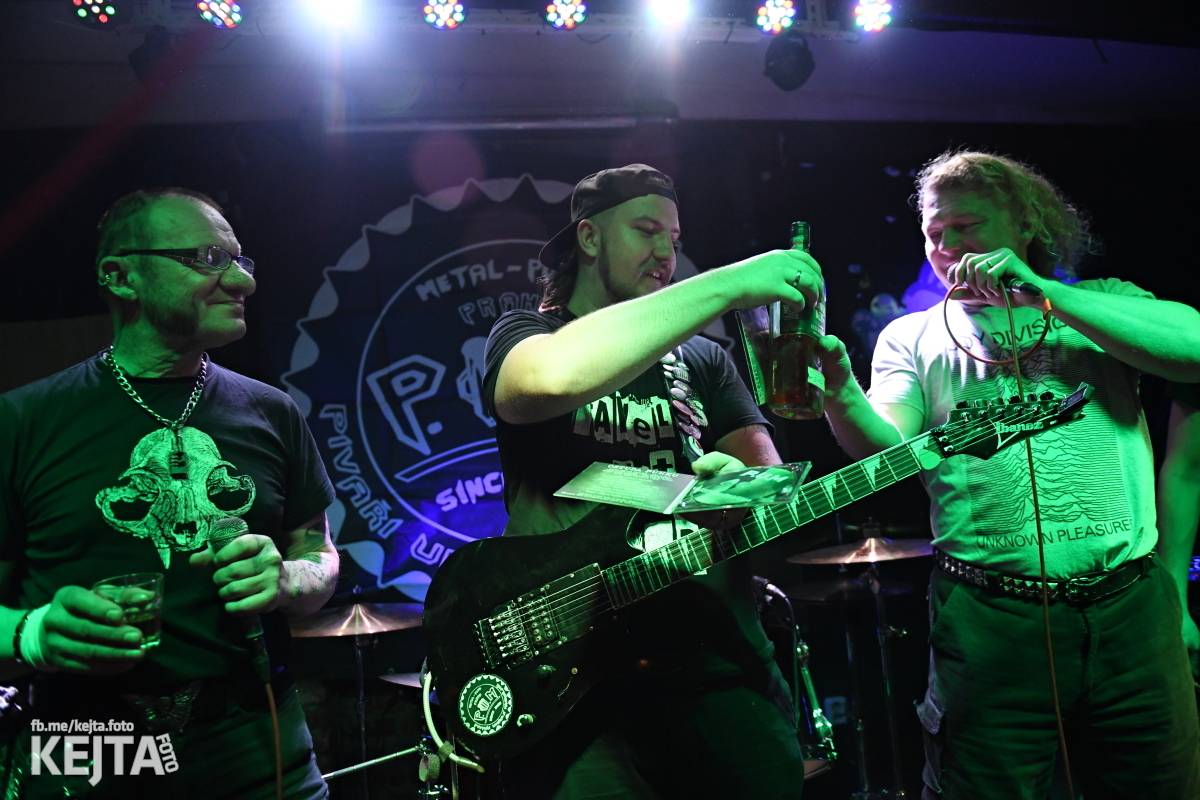 P.U.M. řádně zapili své nové album Ostuda punku, Modrá Vopice praskala ve švech