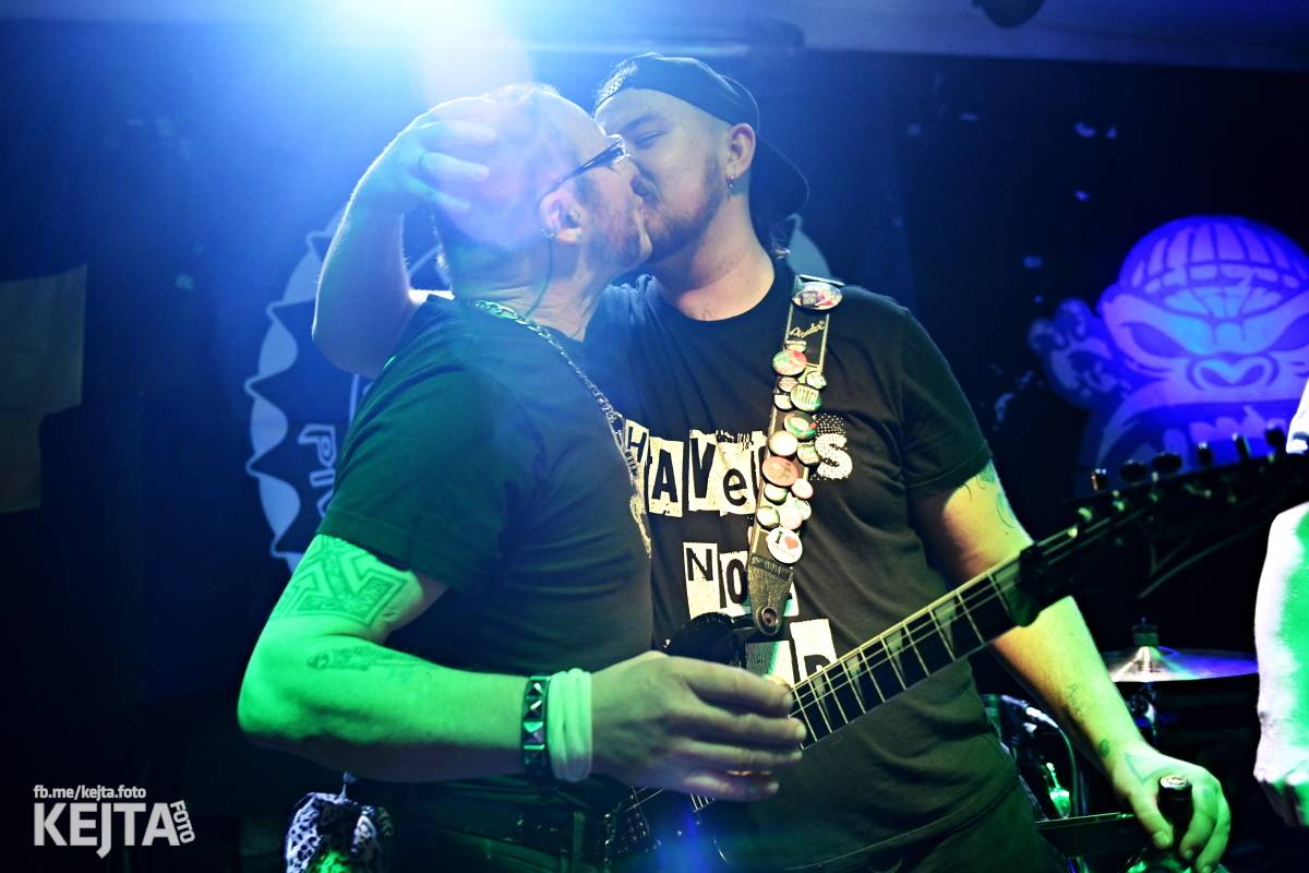 P.U.M. řádně zapili své nové album Ostuda punku, Modrá Vopice praskala ve švech