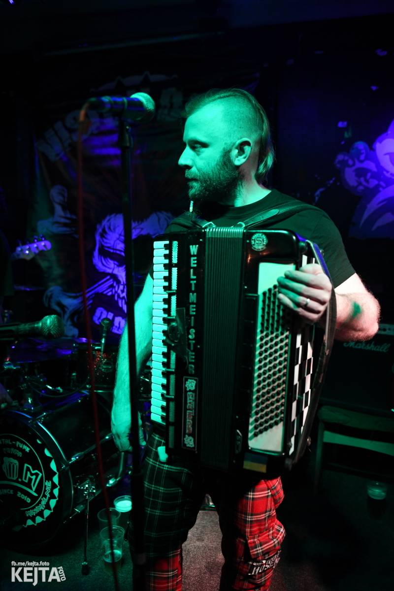 P.U.M. řádně zapili své nové album Ostuda punku, Modrá Vopice praskala ve švech