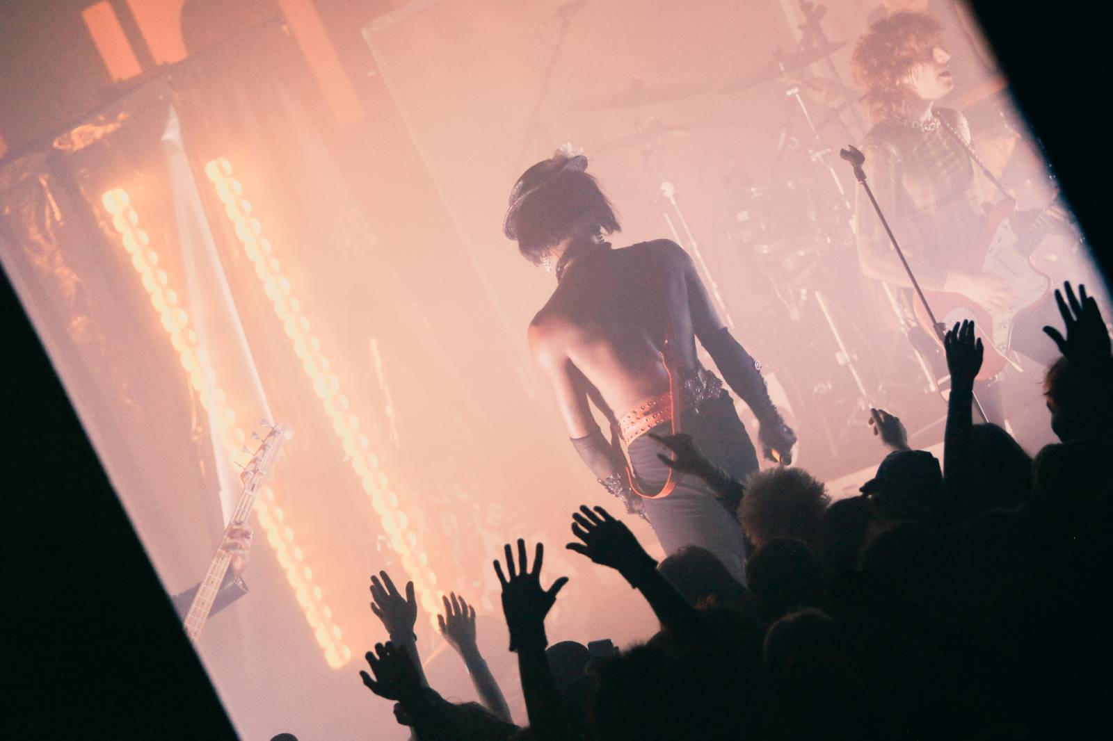 Yves Tumor & Its Band roztančili MeetFactory, přijel i multiinstrumentalista Tim Koh