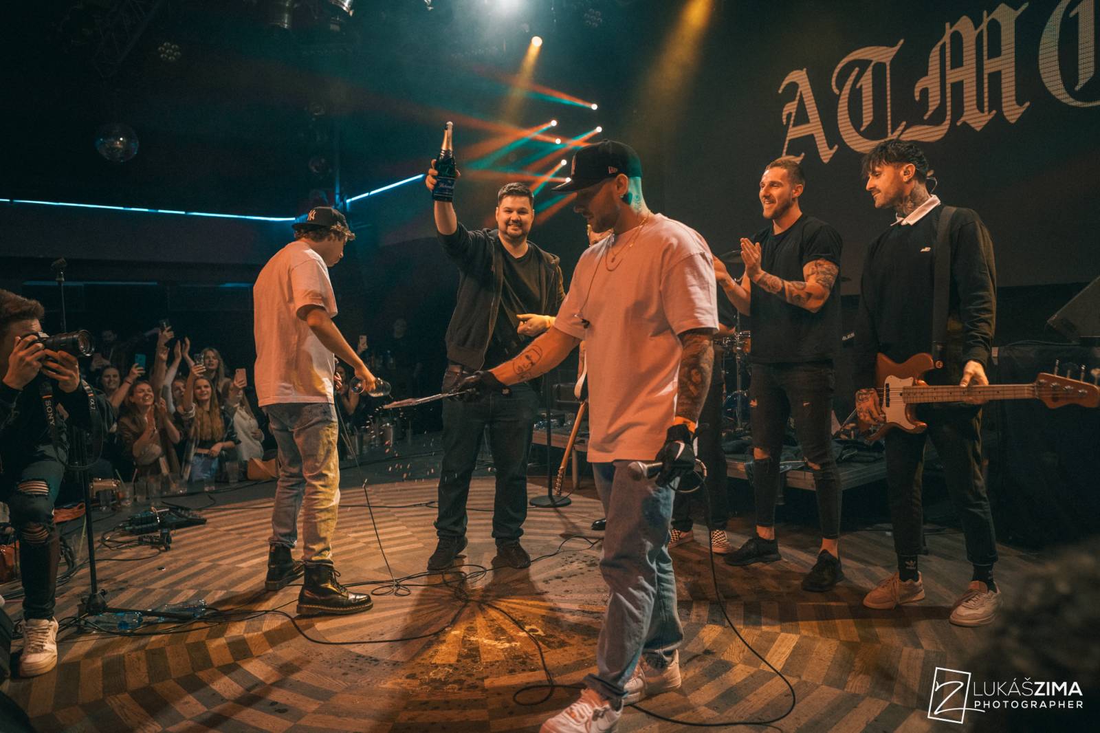 ATMO Music, Sofian Medjmedj a Reginald si užili řevu nadšených fanynek, v Praze pokřtili album