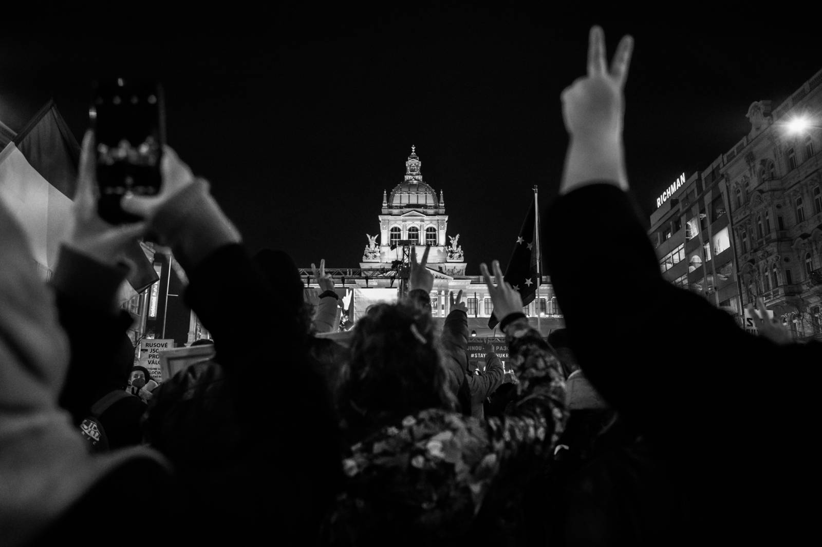 Václavské náměstí se opět zaplnilo, promluvil ukrajinský prezident