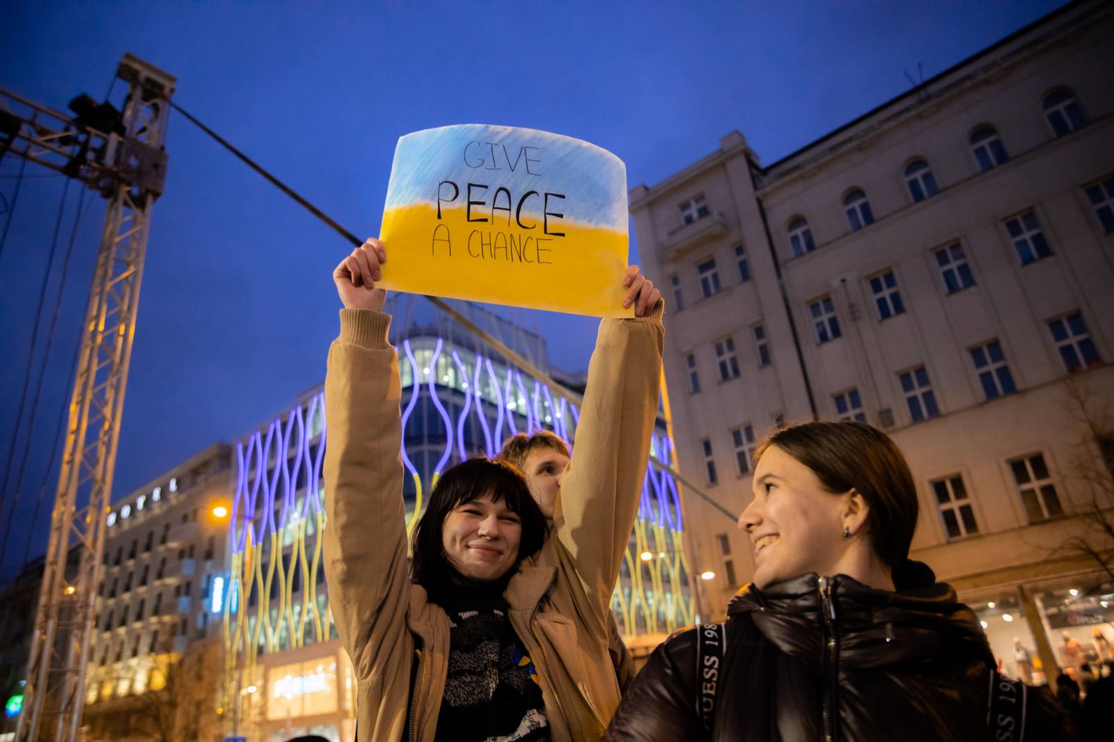 Václavské náměstí se opět zaplnilo, promluvil ukrajinský prezident