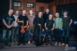 Čechomor a Kandráčovci uspořádali livestream na podporu Ukrajiny, pozvali Chinaski, Voxela a další