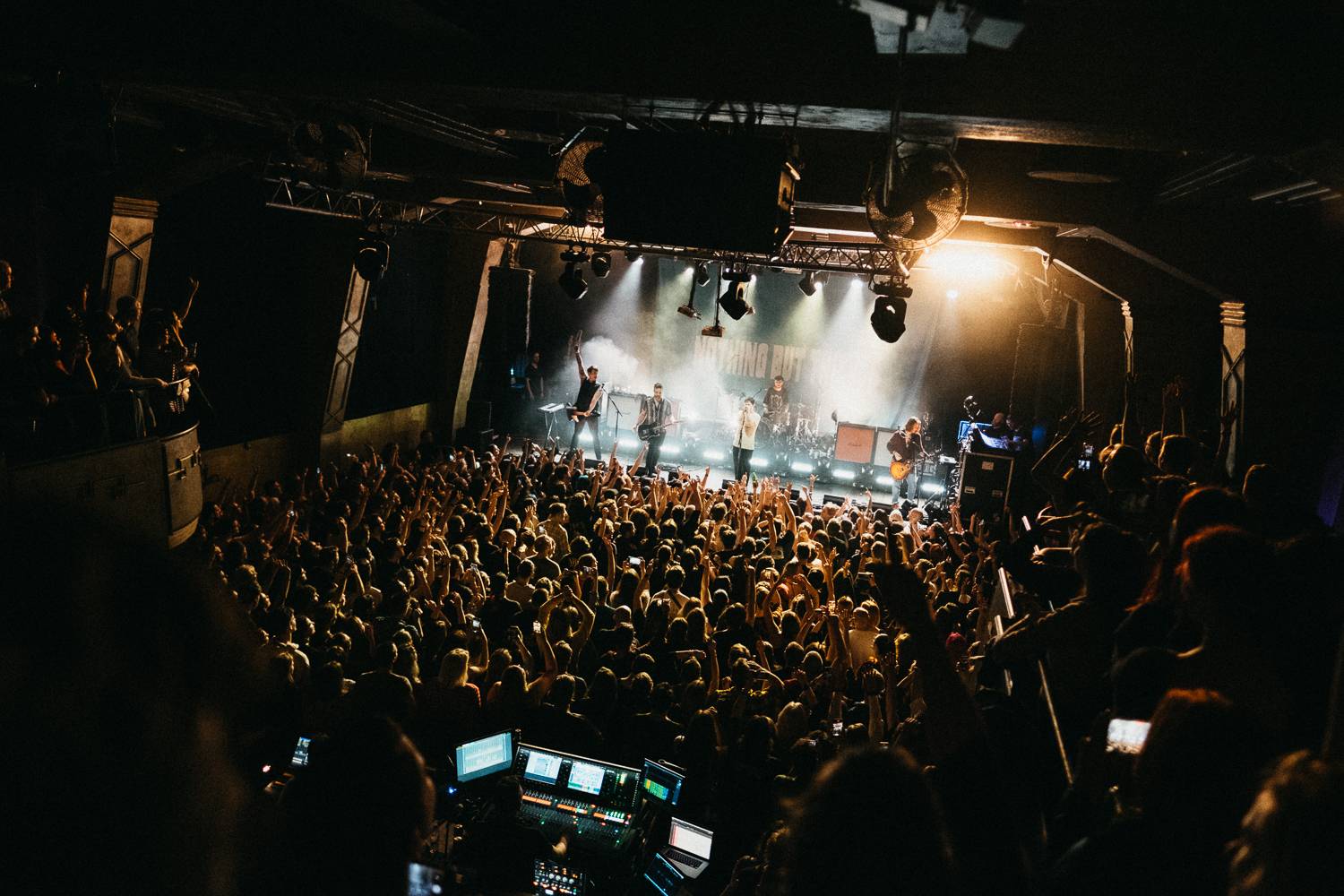 Nothing But Thieves si ukradli srdce českých fanoušků