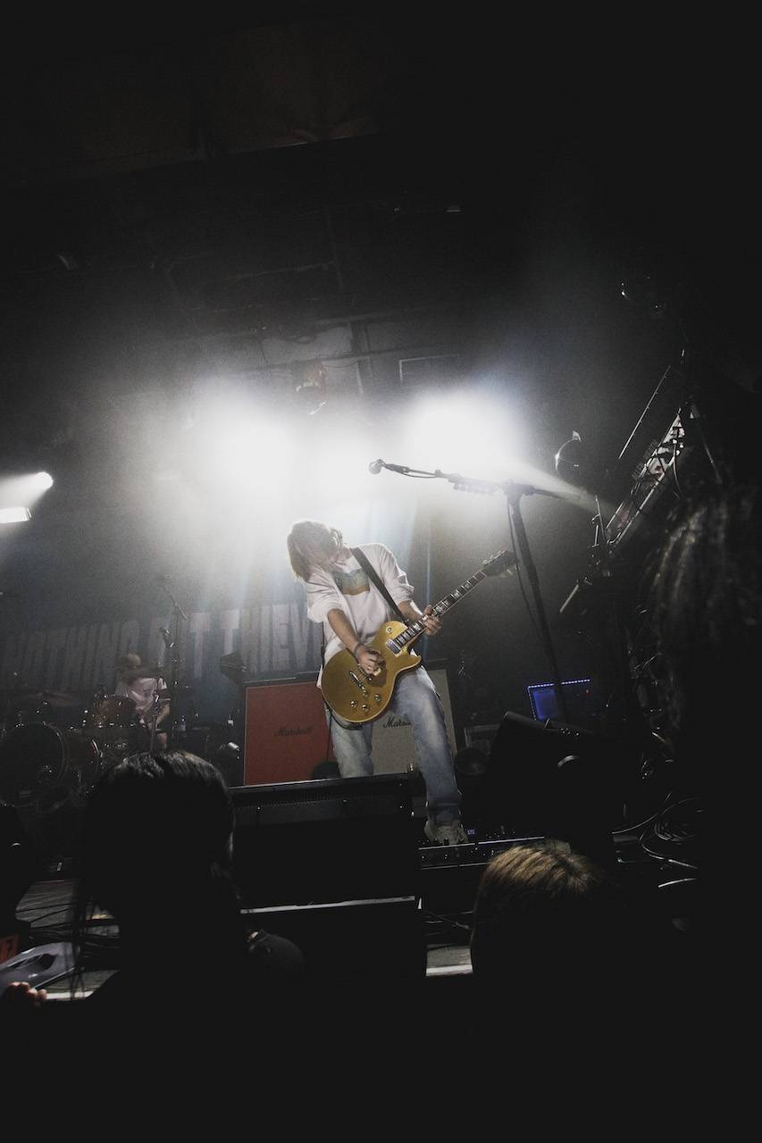 Nothing But Thieves podruhé odpálili pražské Roxy