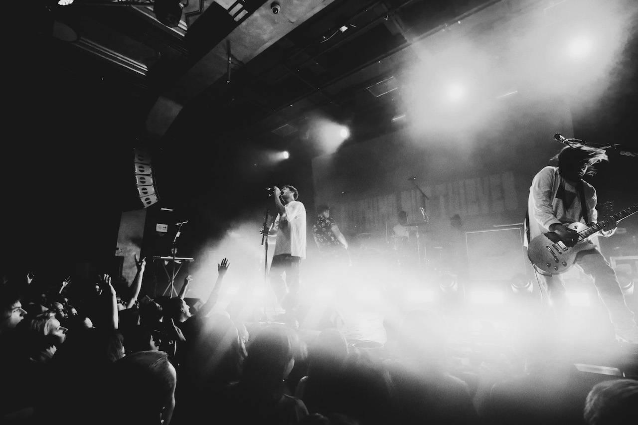 Nothing But Thieves podruhé odpálili pražské Roxy