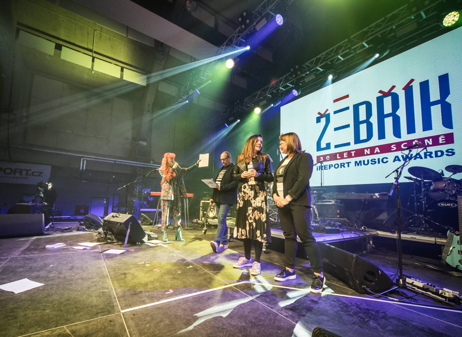 Dojemné vzpomínání na Mira Žbirku a Davida Stypku i polibek Matěje Rupperta s Xavierem Baumaxou. Takový byl 30. ročník Žebříku