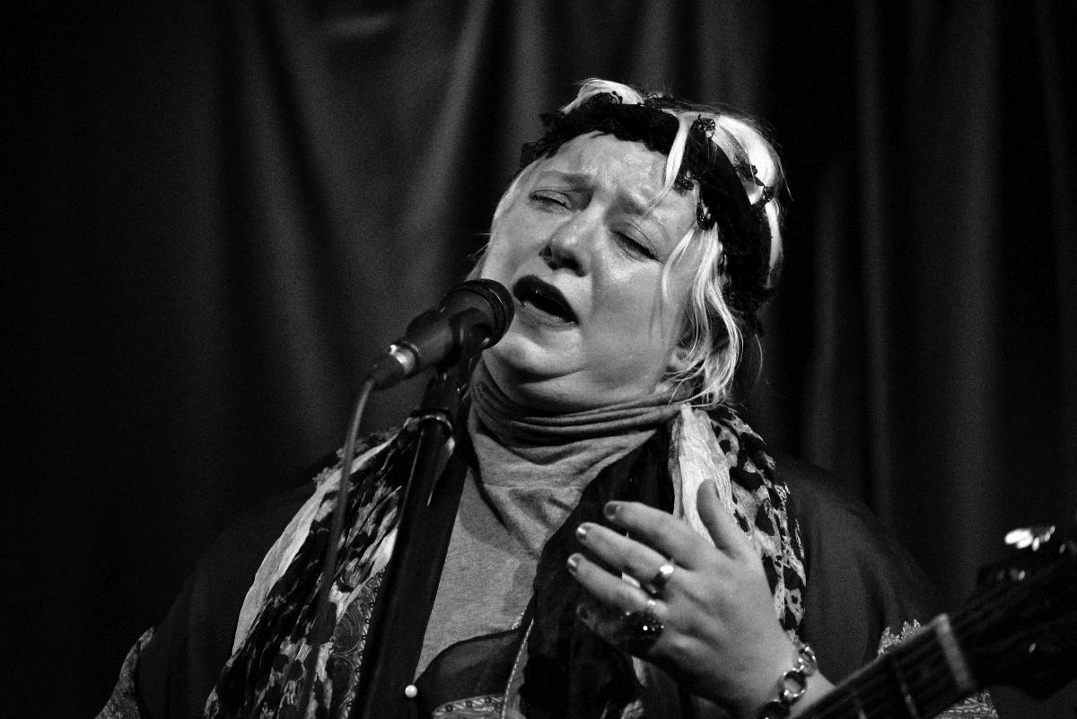 První dáma britského blues Bex Marshall řádila v Kaštanu v Praze