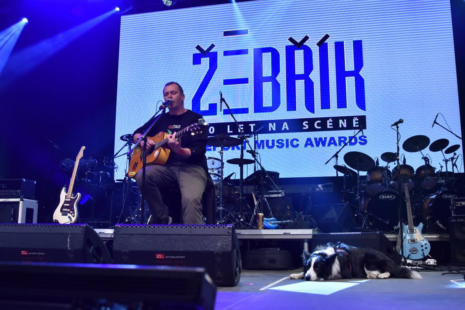 Žebřík 2021 - show, která trvala až do rána. Na pódiu řádili Xavier Baumaxa, Mig 21, Pražský výběr a Donnie Darko