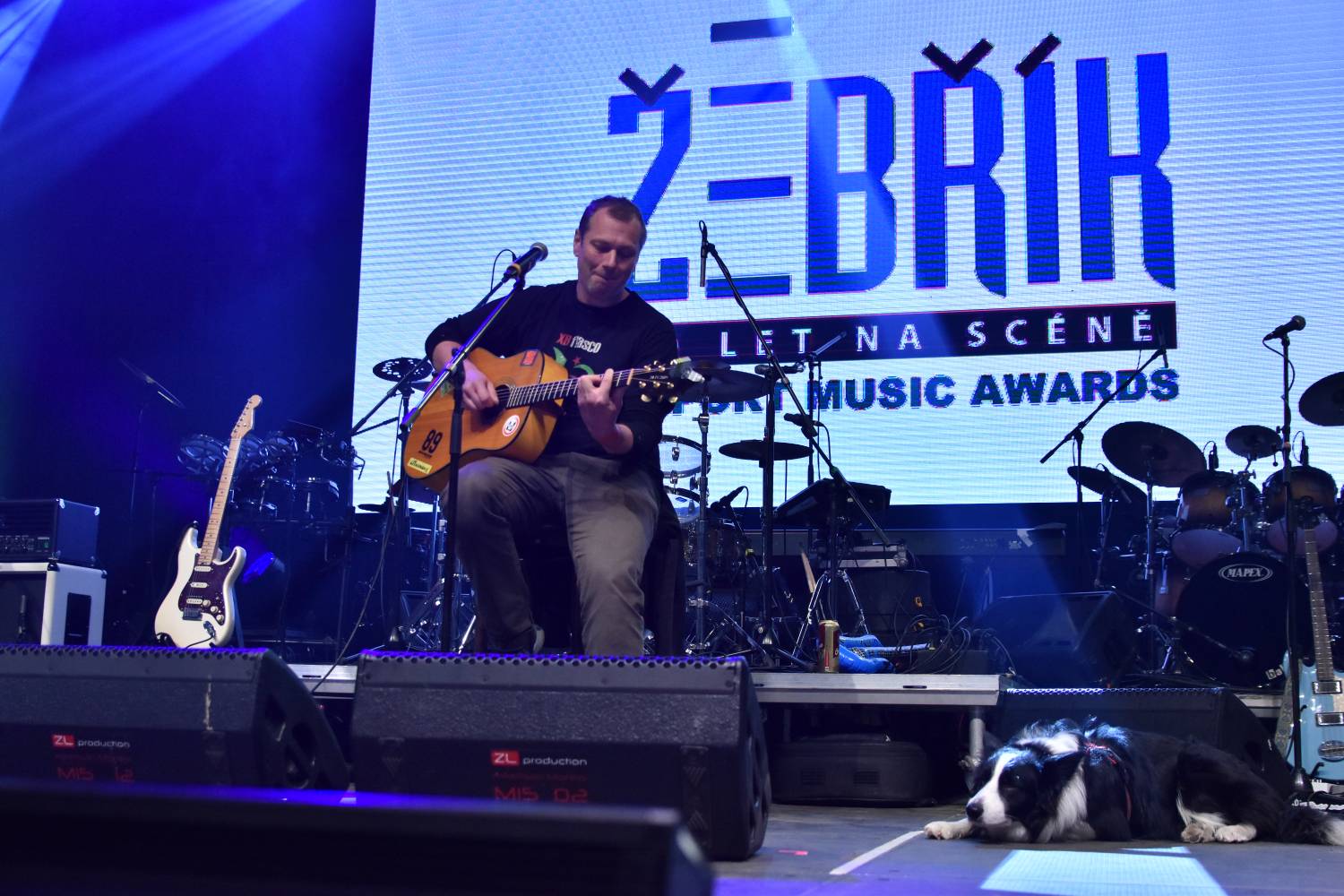 Žebřík 2021 - show, která trvala až do rána. Na pódiu řádili Xavier Baumaxa, Mig 21, Pražský výběr a Donnie Darko