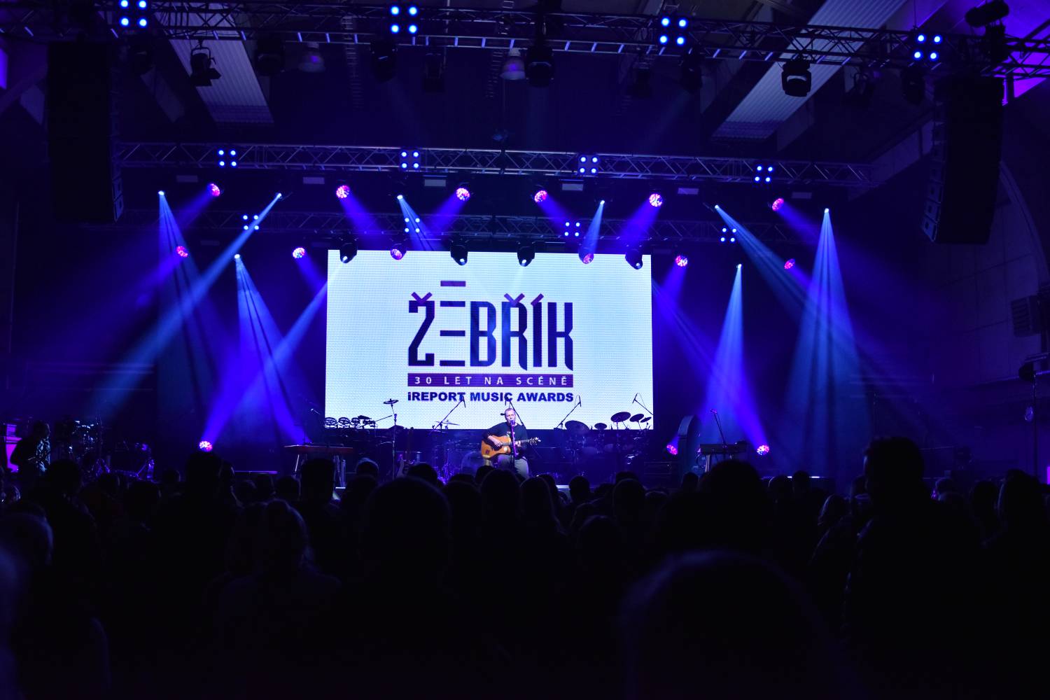 Žebřík 2021 - show, která trvala až do rána. Na pódiu řádili Xavier Baumaxa, Mig 21, Pražský výběr a Donnie Darko