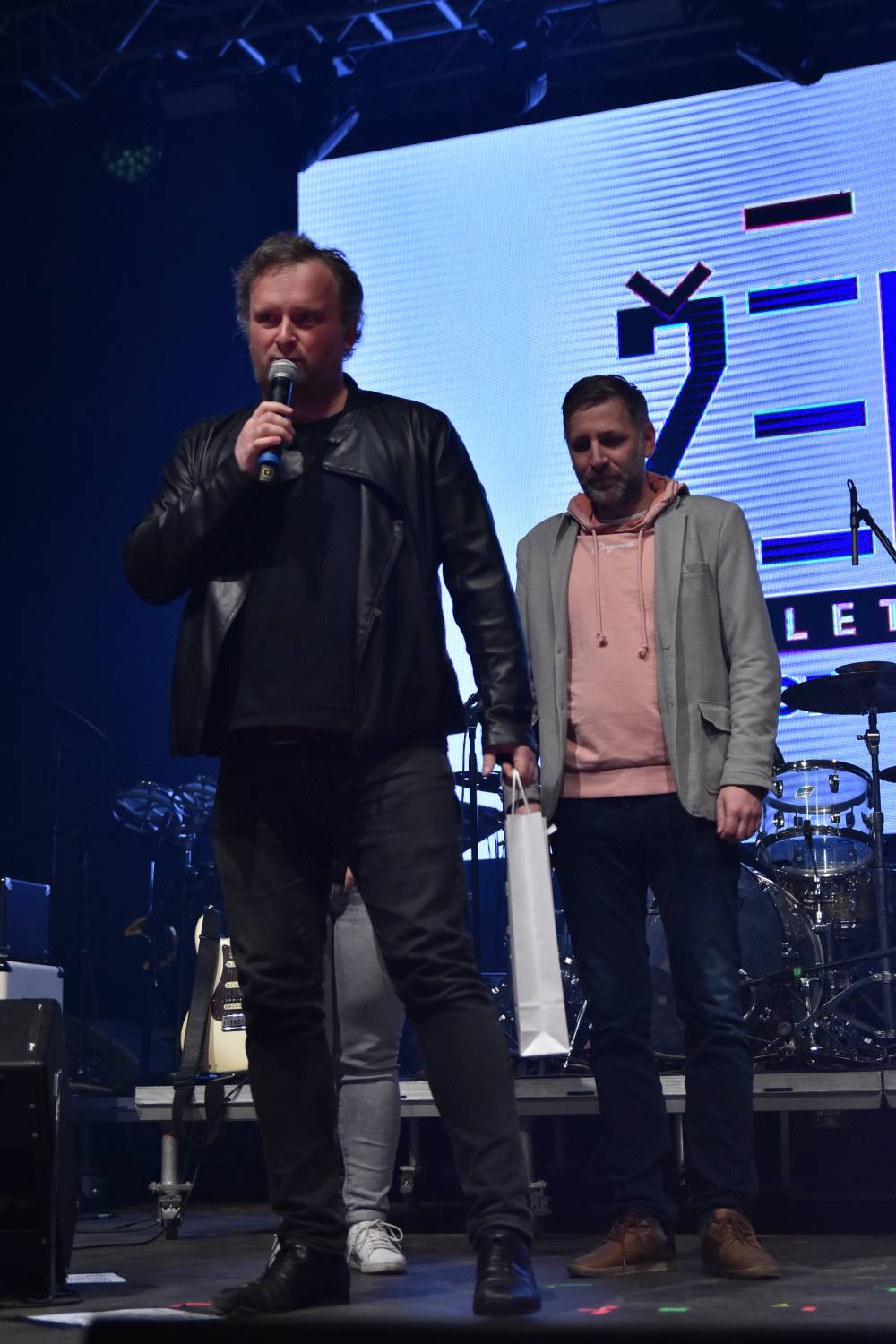 Žebřík 2021 - show, která trvala až do rána. Na pódiu řádili Xavier Baumaxa, Mig 21, Pražský výběr a Donnie Darko