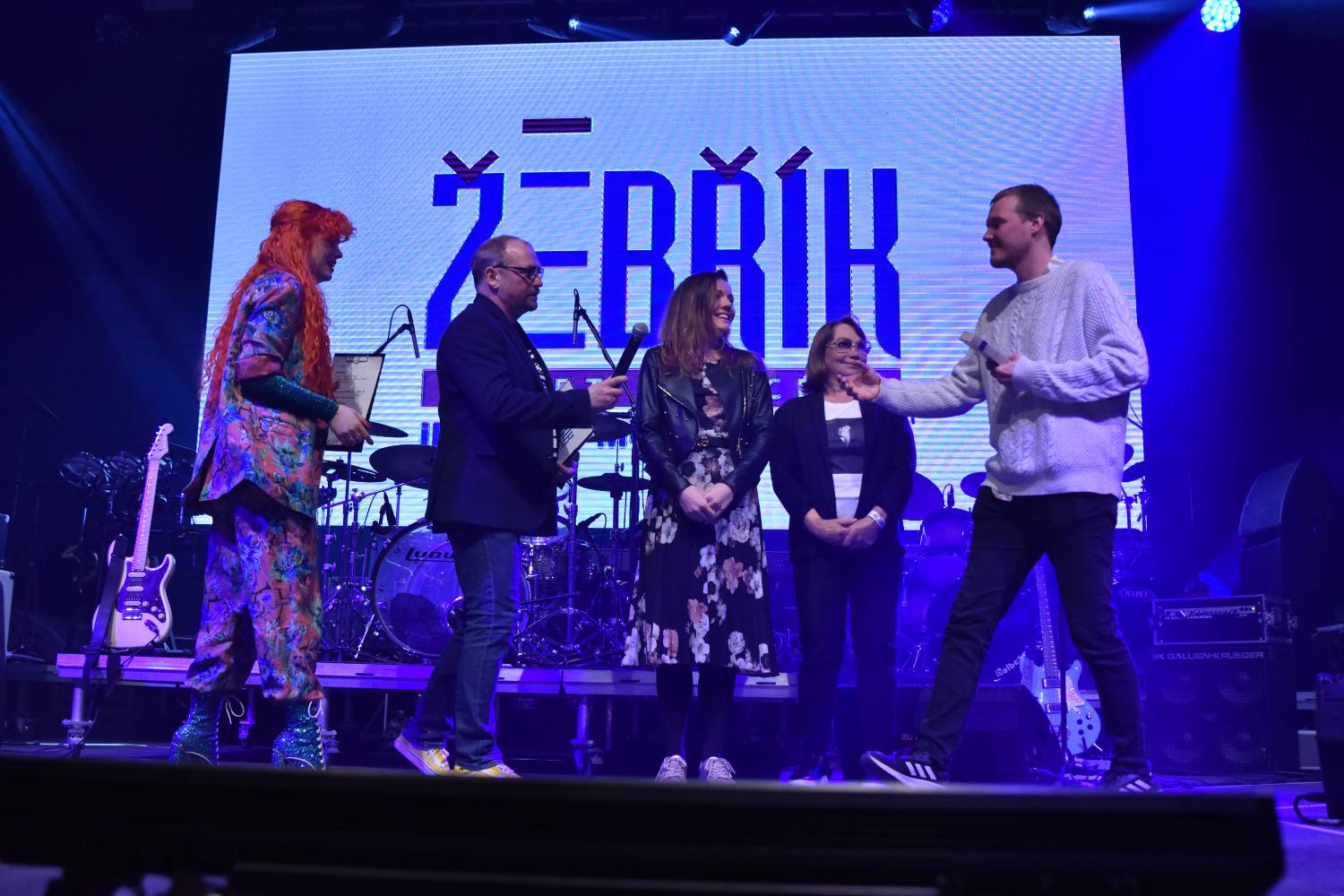 Žebřík 2021 - show, která trvala až do rána. Na pódiu řádili Xavier Baumaxa, Mig 21, Pražský výběr a Donnie Darko