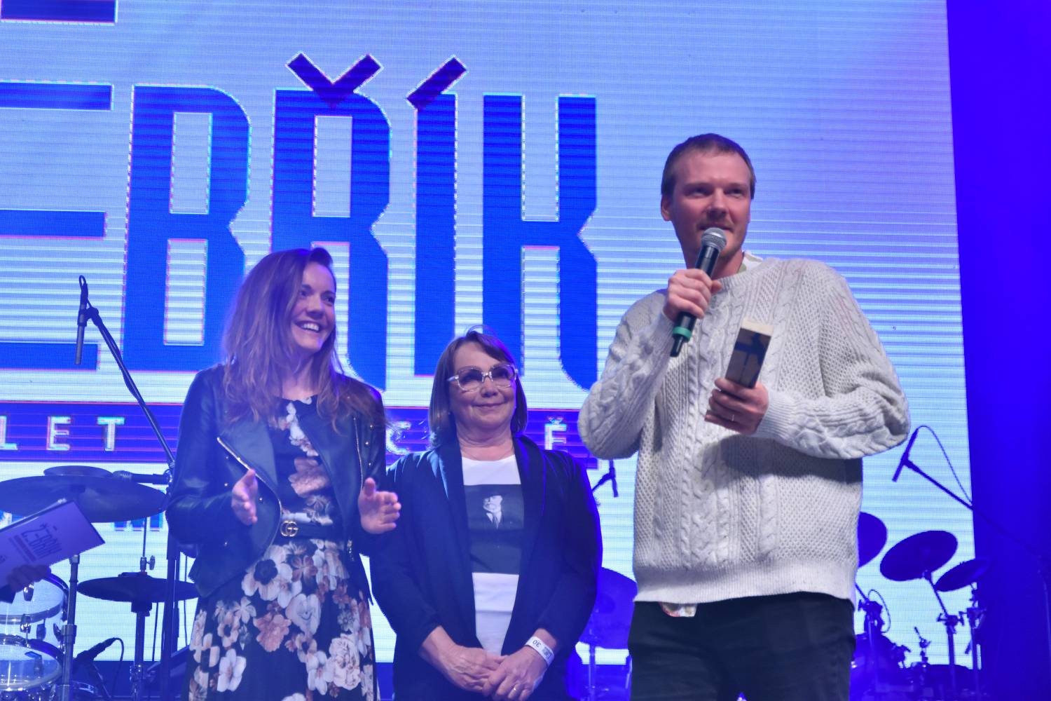 Žebřík 2021 - show, která trvala až do rána. Na pódiu řádili Xavier Baumaxa, Mig 21, Pražský výběr a Donnie Darko