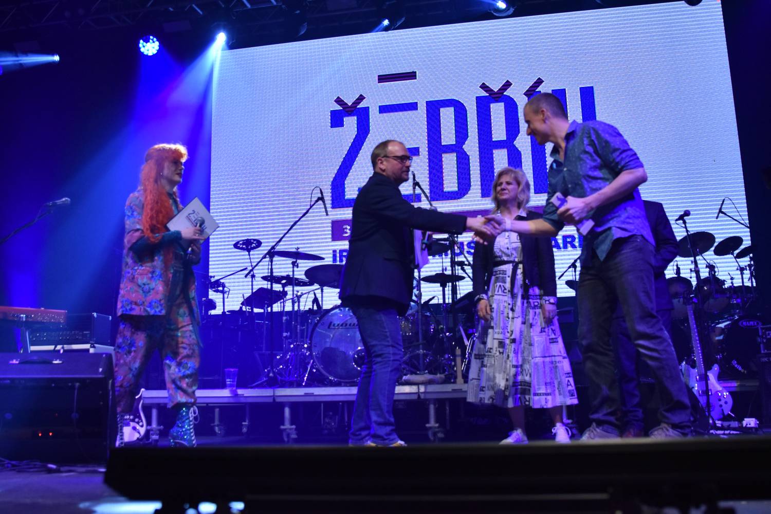 Žebřík 2021 - show, která trvala až do rána. Na pódiu řádili Xavier Baumaxa, Mig 21, Pražský výběr a Donnie Darko