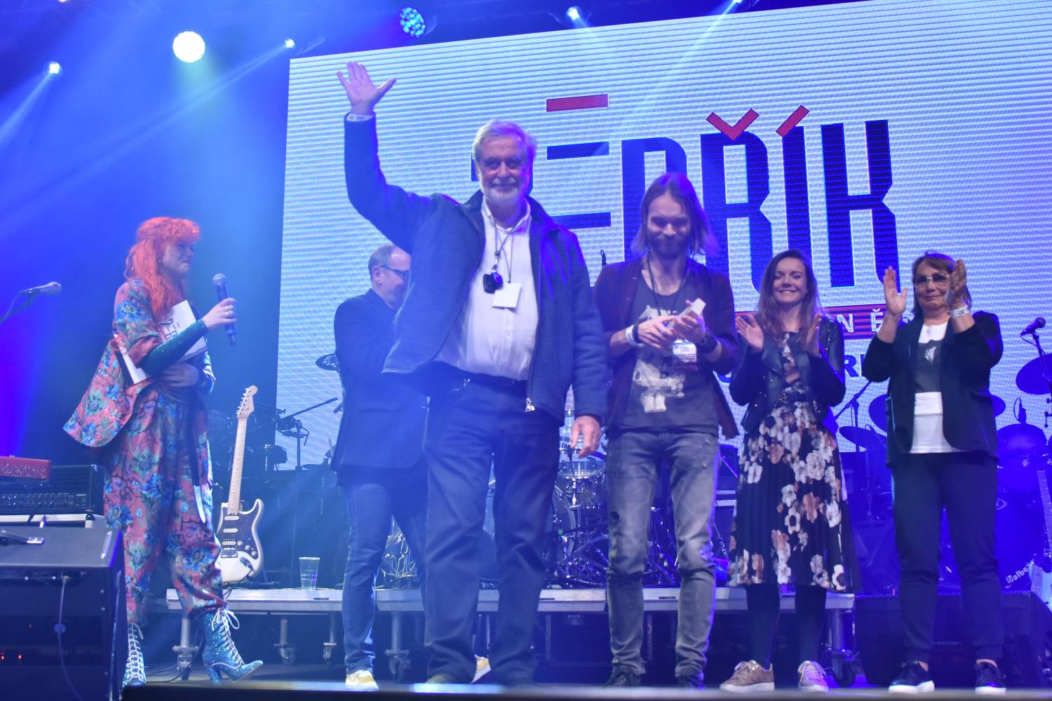 Žebřík 2021 - show, která trvala až do rána. Na pódiu řádili Xavier Baumaxa, Mig 21, Pražský výběr a Donnie Darko