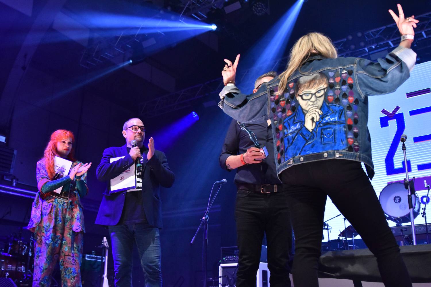 Žebřík 2021 - show, která trvala až do rána. Na pódiu řádili Xavier Baumaxa, Mig 21, Pražský výběr a Donnie Darko