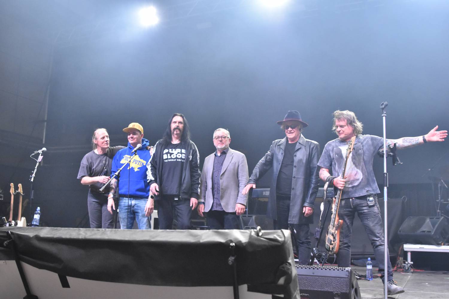 Žebřík 2021 - show, která trvala až do rána. Na pódiu řádili Xavier Baumaxa, Mig 21, Pražský výběr a Donnie Darko