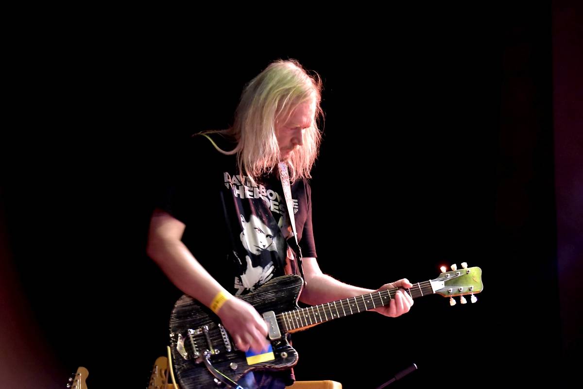 Pražská MeetFactory přivítala Red Bird Festival na podporu Ukrajiny, zahráli Jan Fic, Květy i Jakub König