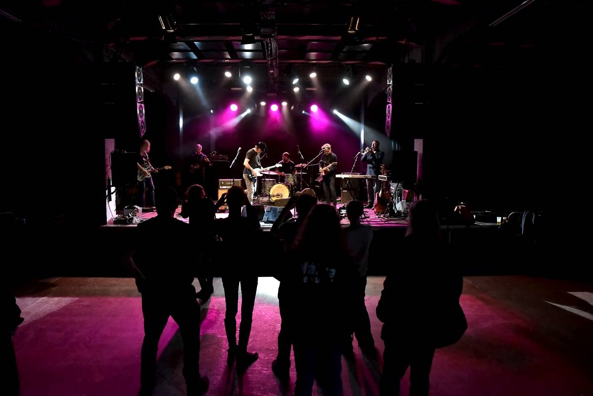 Pražská MeetFactory přivítala Red Bird Festival na podporu Ukrajiny, zahráli Jan Fic, Květy i Jakub König