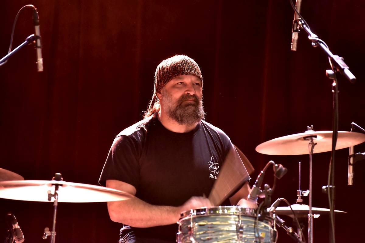 Pražská MeetFactory přivítala Red Bird Festival na podporu Ukrajiny, zahráli Jan Fic, Květy i Jakub König