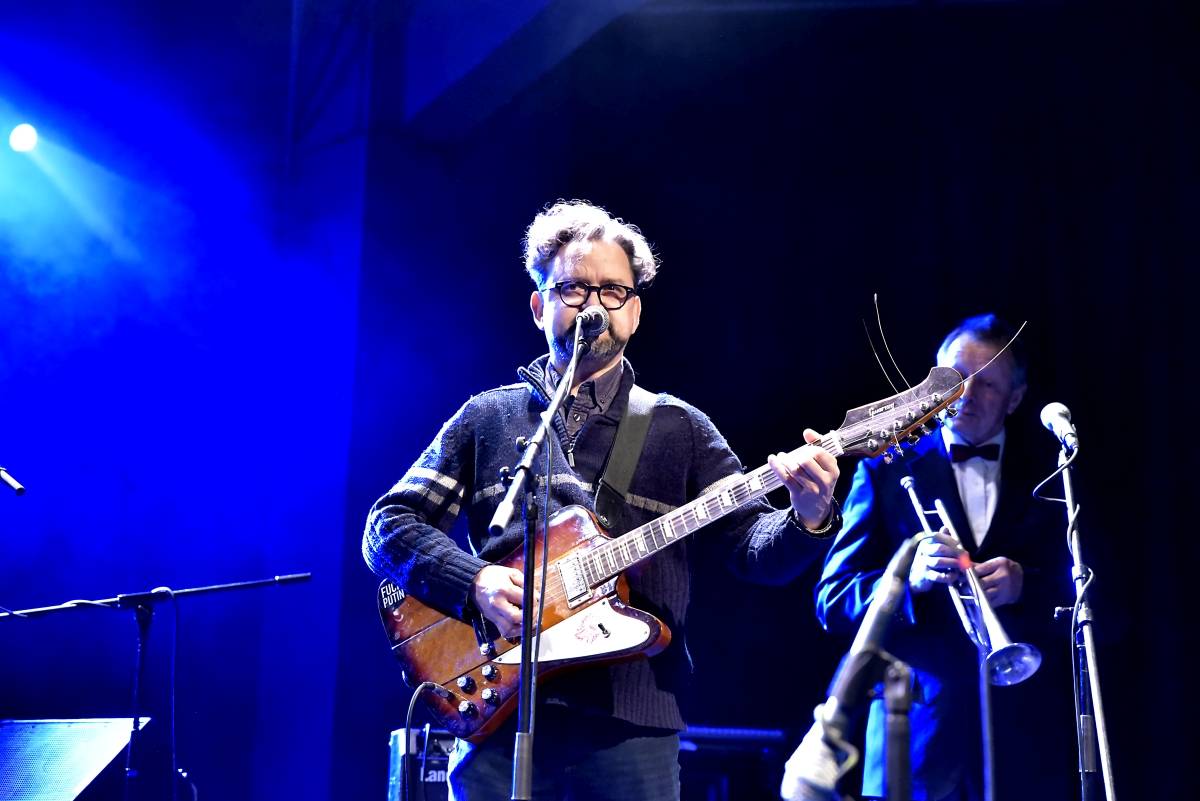 Pražská MeetFactory přivítala Red Bird Festival na podporu Ukrajiny, zahráli Jan Fic, Květy i Jakub König