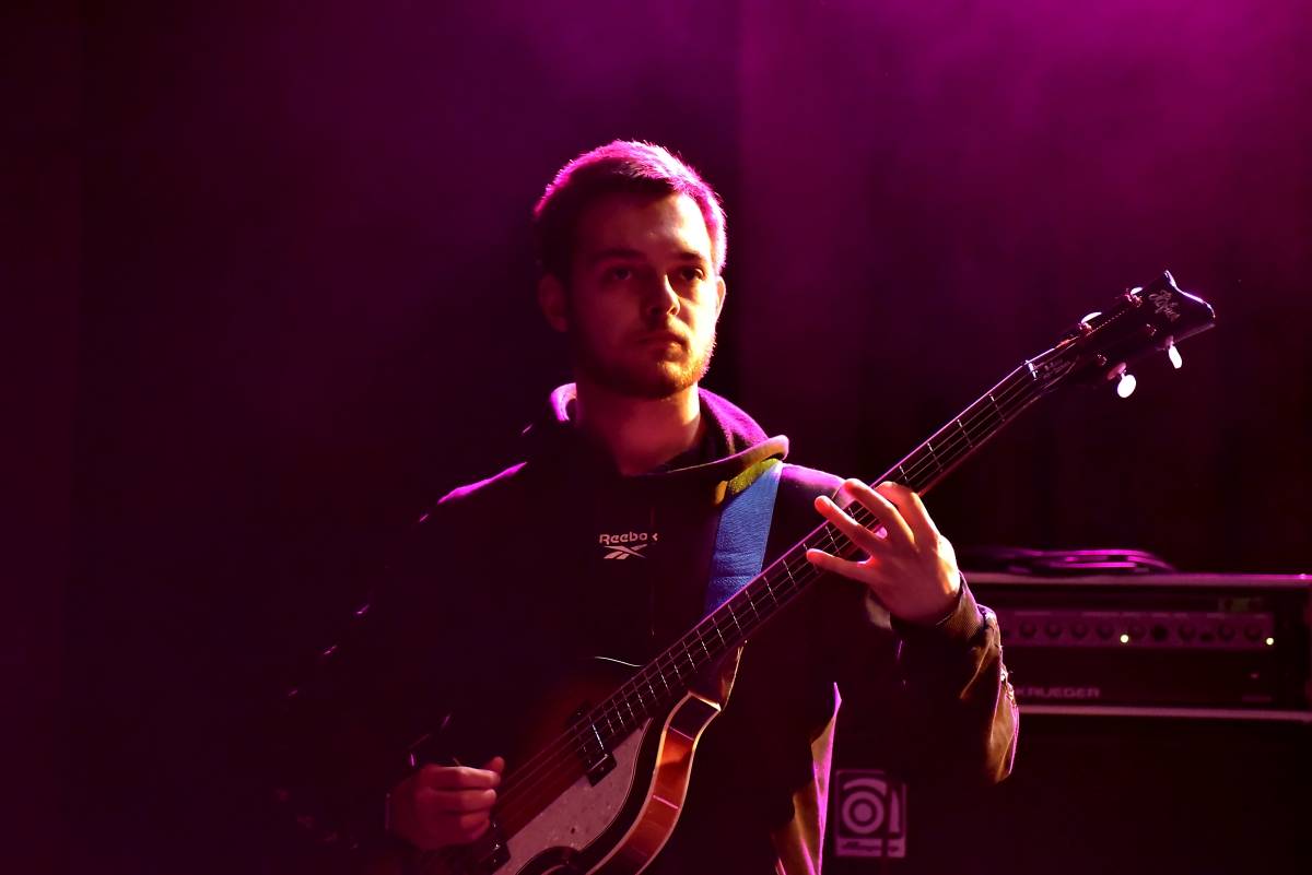 Pražská MeetFactory přivítala Red Bird Festival na podporu Ukrajiny, zahráli Jan Fic, Květy i Jakub König