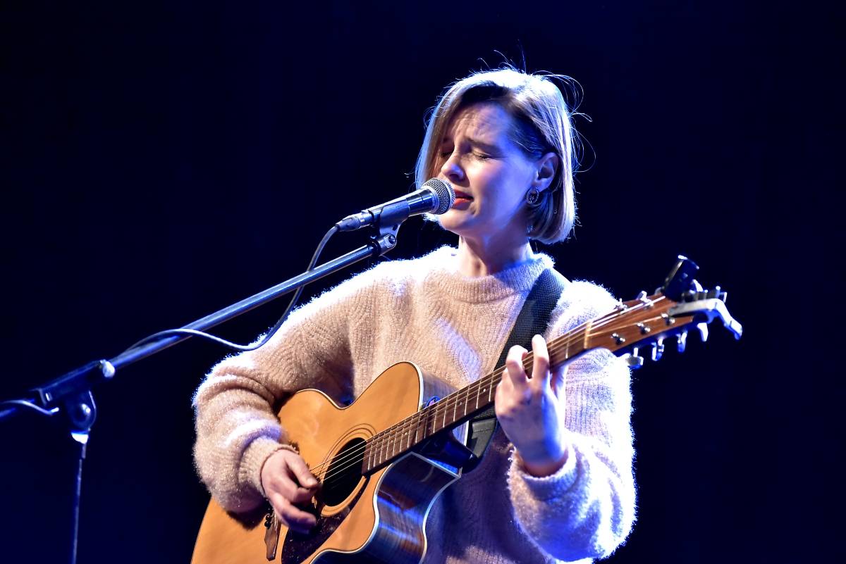 Pražská MeetFactory přivítala Red Bird Festival na podporu Ukrajiny, zahráli Jan Fic, Květy i Jakub König