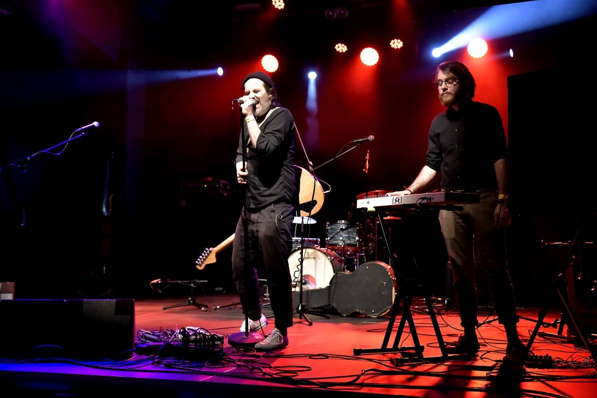 Pražská MeetFactory přivítala Red Bird Festival na podporu Ukrajiny, zahráli Jan Fic, Květy i Jakub König