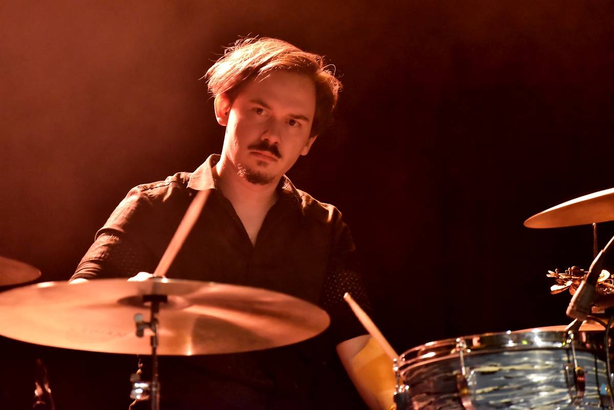 Pražská MeetFactory přivítala Red Bird Festival na podporu Ukrajiny, zahráli Jan Fic, Květy i Jakub König