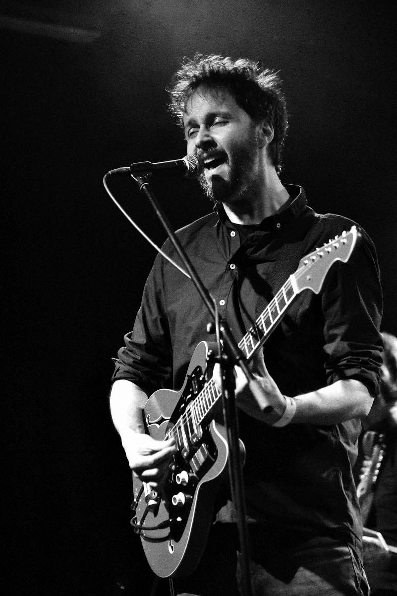 Pražská MeetFactory přivítala Red Bird Festival na podporu Ukrajiny, zahráli Jan Fic, Květy i Jakub König