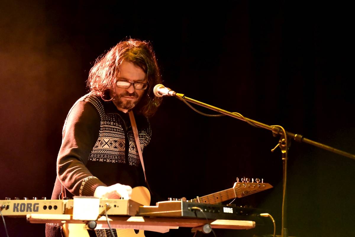 Pražská MeetFactory přivítala Red Bird Festival na podporu Ukrajiny, zahráli Jan Fic, Květy i Jakub König