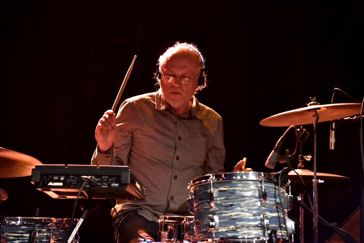 Pražská MeetFactory přivítala Red Bird Festival na podporu Ukrajiny, zahráli Jan Fic, Květy i Jakub König