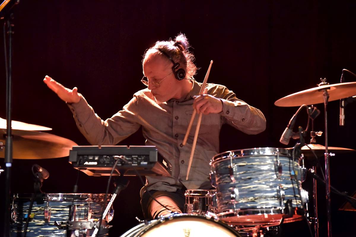 Pražská MeetFactory přivítala Red Bird Festival na podporu Ukrajiny, zahráli Jan Fic, Květy i Jakub König