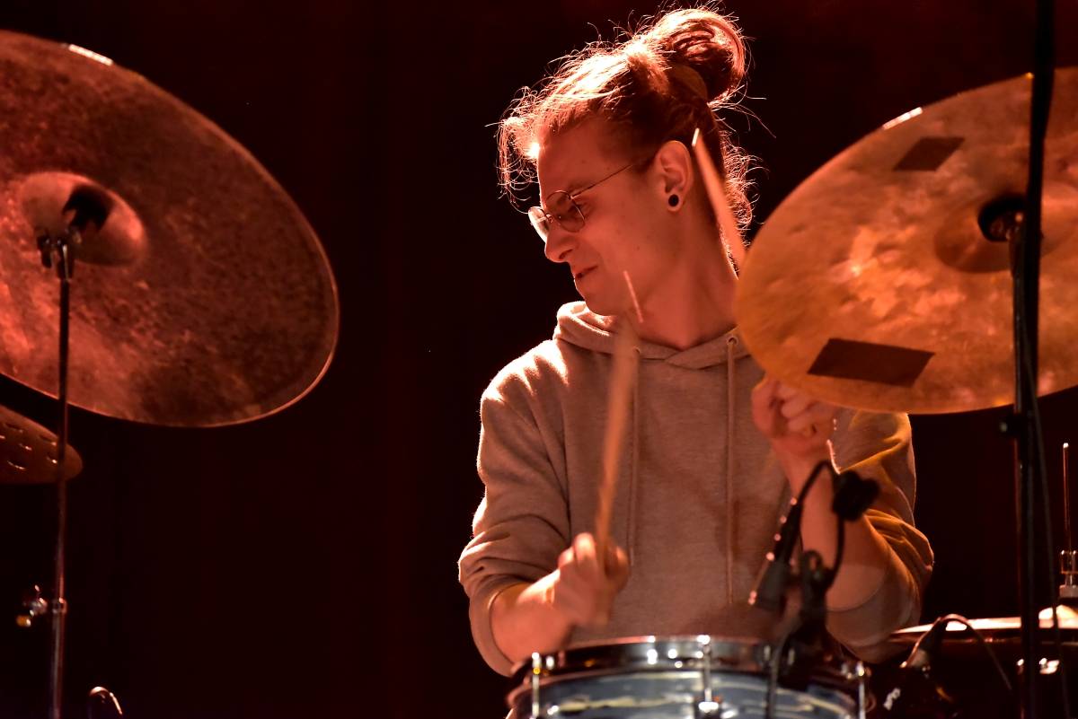 Pražská MeetFactory přivítala Red Bird Festival na podporu Ukrajiny, zahráli Jan Fic, Květy i Jakub König